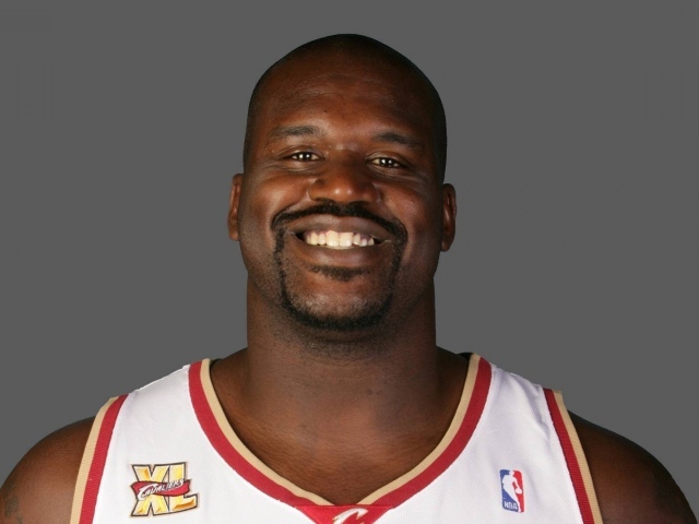 Баскетболист Шакил О’Нил улыбается 