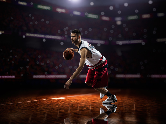 Баскетболист с мячом играет на поле