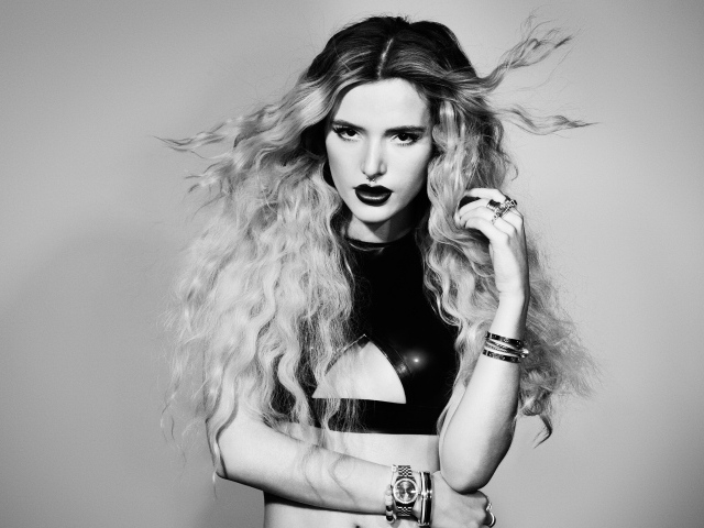 Красивая американская актриса Белла Торн черно-белое фото