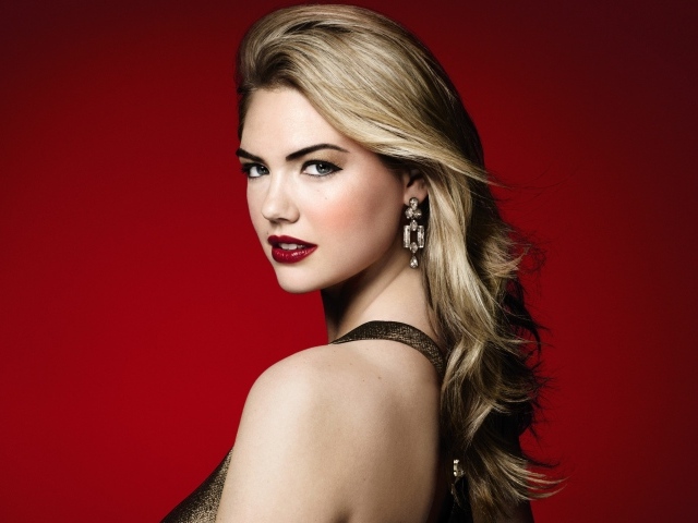 Красивая американская актриса,  модель  Кейт Аптон фото на красном фоне