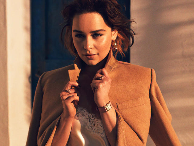 Красивая актриса Эмилия Кларк в пальто