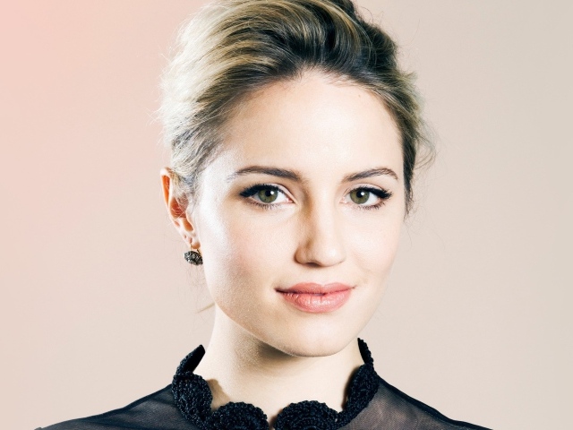 Красивая девушка актриса Дианна Агрон 