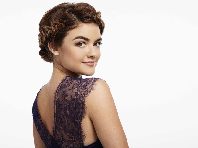 Красивая девушка актриса Люси Хейл 