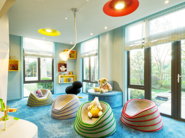 Красивый интерьер детской комнаты с мягкими креслами