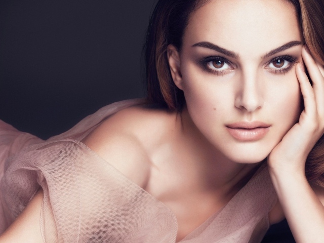 Красивая молодая брюнетка актриса Натали Портман