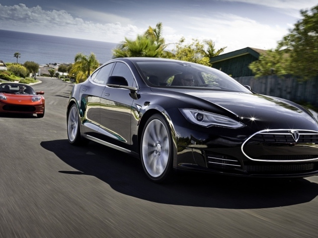 Черный электромобиль Тесла на трассе 