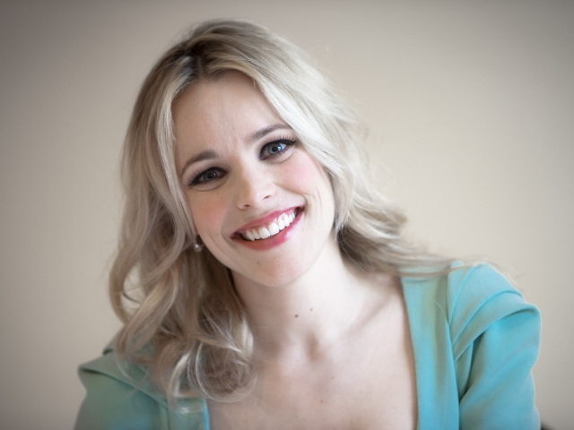 Блондинка с красивой улыбкой актриса Рэйчел Макадамс 
