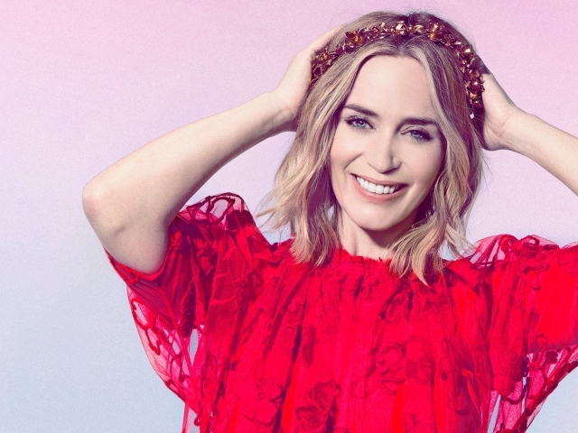 Голубоглазая актриса Эмили Блант в красном платье 