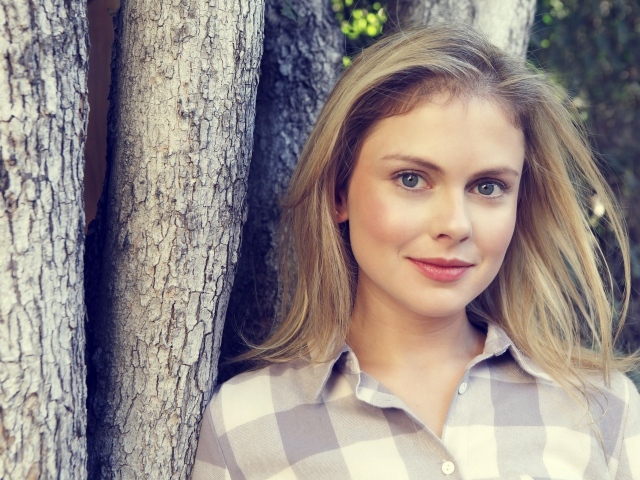 Голубоглазая актриса Роуз МакАйвер у дерева 