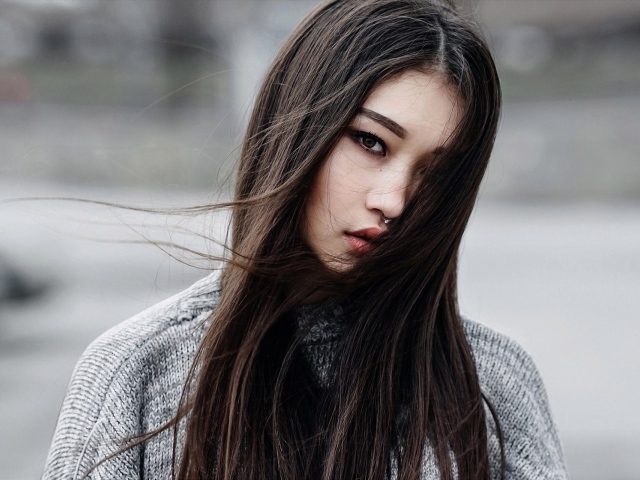 Девушка брюнетка азиатка с пирсингом в носу 