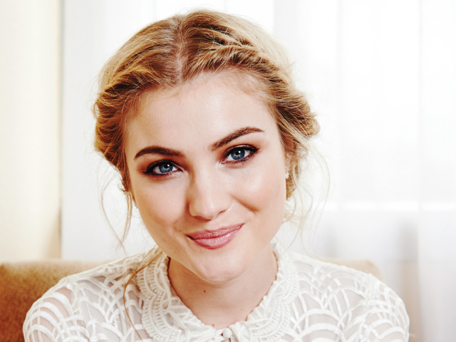 Милая голубоглазая блондинка актриса Скайлер Сэмюэлс