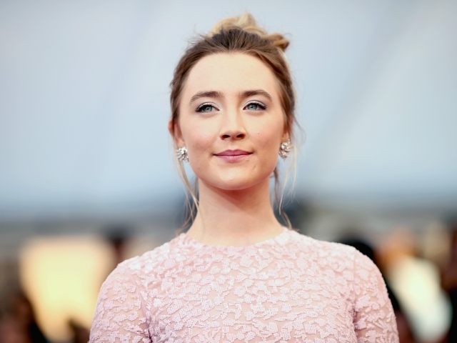 Нежная молодая актриса Сирша Ронан в красивом наряде