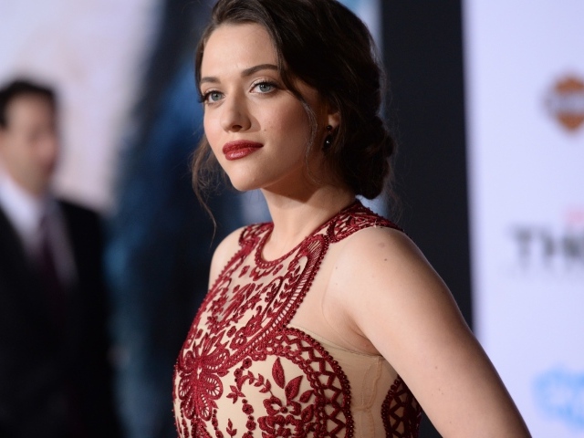 Эффектная актриса Кэт Деннингс в красивом платье