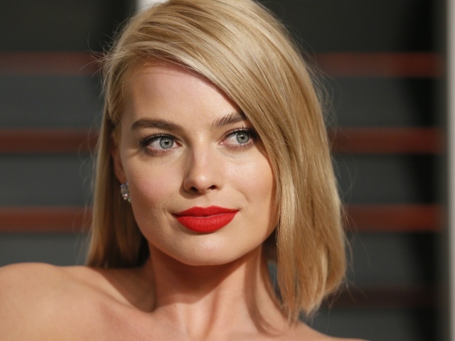 Эффектная блондинка с красными губами актриса Марго Робби