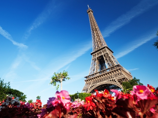 Эйфелева башня на фоне голубого неба Париж Франция  
