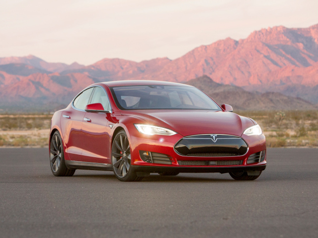 Электромобиль Tesla S P90D модель 2015 года 