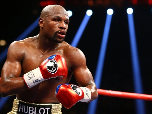 Известный боксер Флойд Мейвезер на ринге