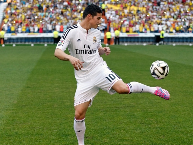 Футболист Хамес Родригес играет с мячом 