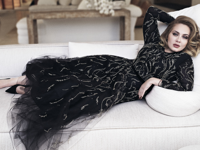 Девушка певица Адель в красивом черном платье 