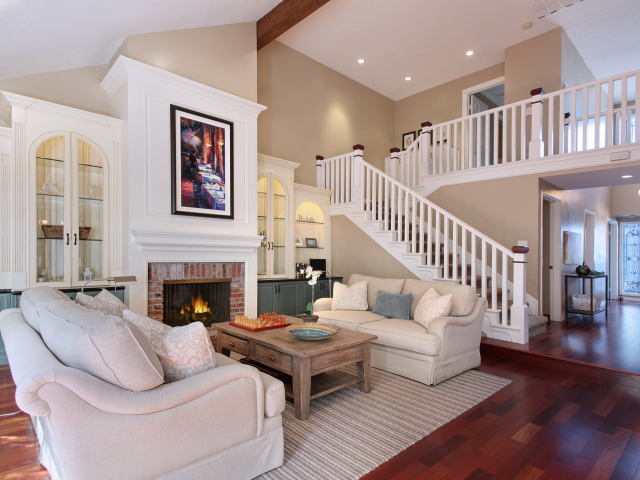 Дом с гостиной в нежных пастельных тонах  