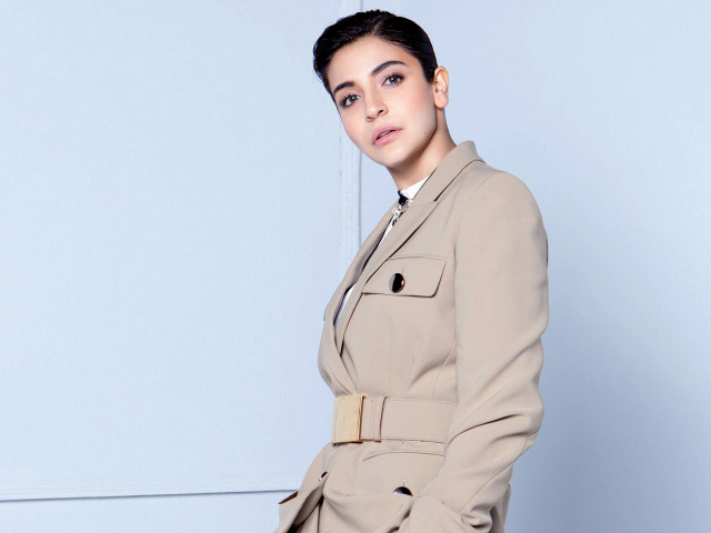 Индийская актриса, модель Анушка Шарма в пальто