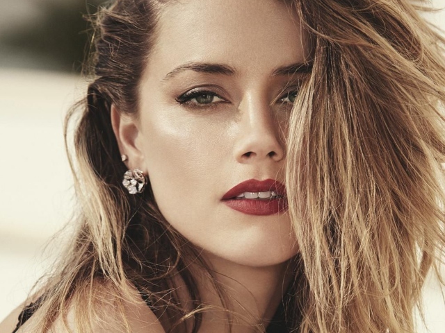 Популярная блондинка актриса Эмбер Хёрд с красными губами