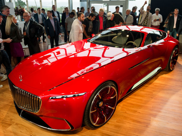 Красный электрокар Mercedes-Maybach 6 на выставке 