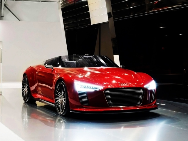 Красный гибридный электромобиль Audi e-Tron Spyder 