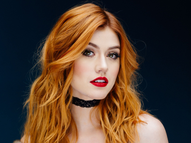 Рыжеволосая актриса Кэтрин Макнамара с красными губами 