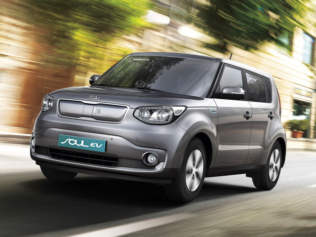 Серебристый электромобиль Kia Soul EV в движении 