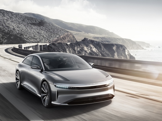 Серебристый электрокар Lucid Air  на трассе