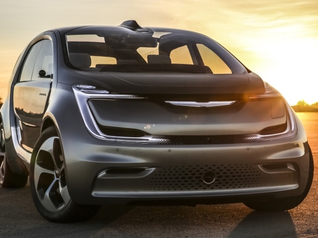 Серебристый электрический автомобиль Chrysler Portal на закате солнца