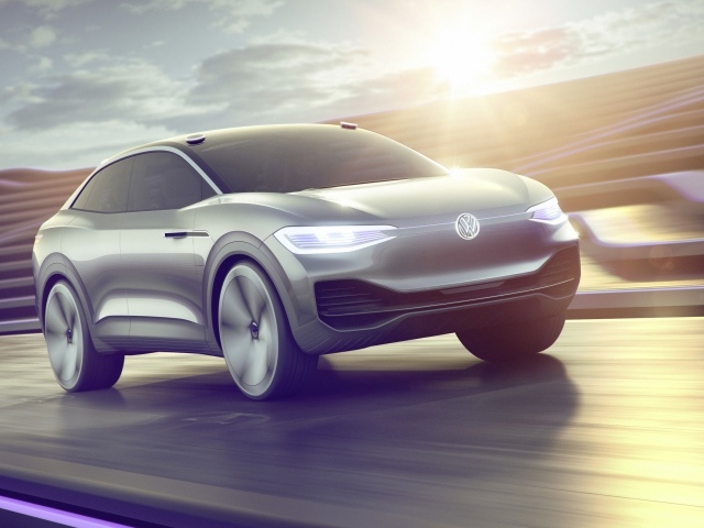 Серебристый электромобиль Volkswagen I.D. CROZZ l