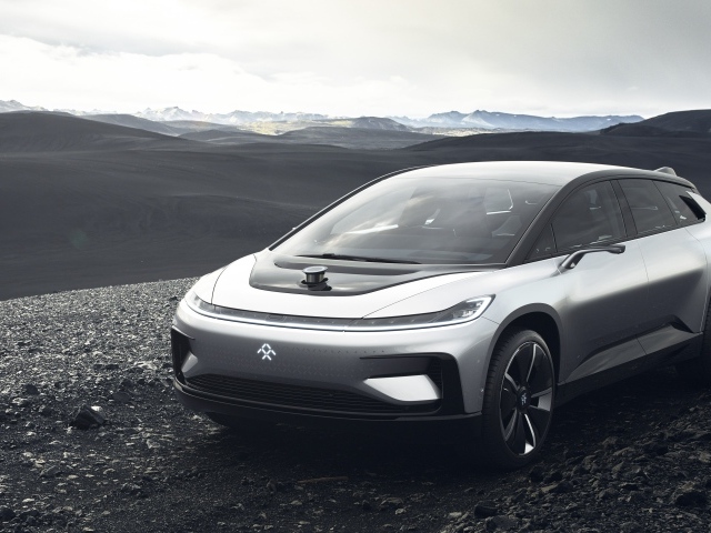 Серебристый электрический кроссовер Faraday Future FF91