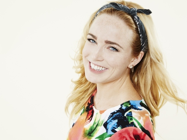 Улыбающаяся девушка актриса Кейти Лотц фото на белом фоне