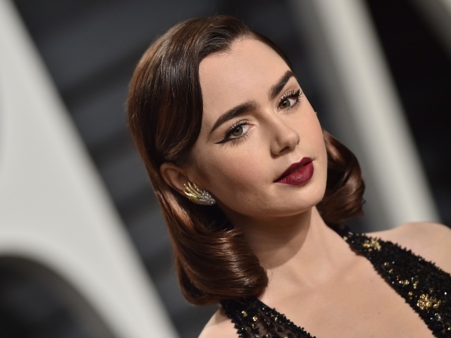 Эффектная брюнетка Лили Коллинз с красивым макияжем