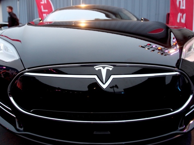 Стильный черный автомобиль Tesla Model 3 вид спереди