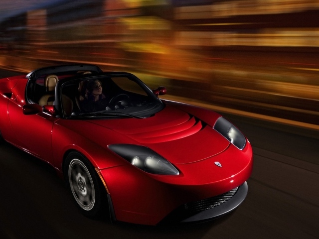 Спортивный электромобиль Tesla Roadster на трассе 