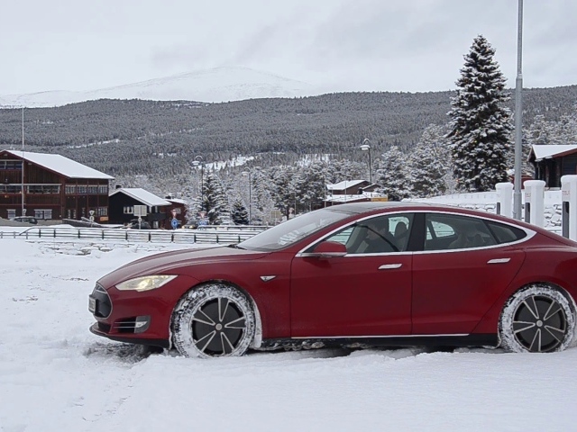 Электромобиль Tesla на снегу  