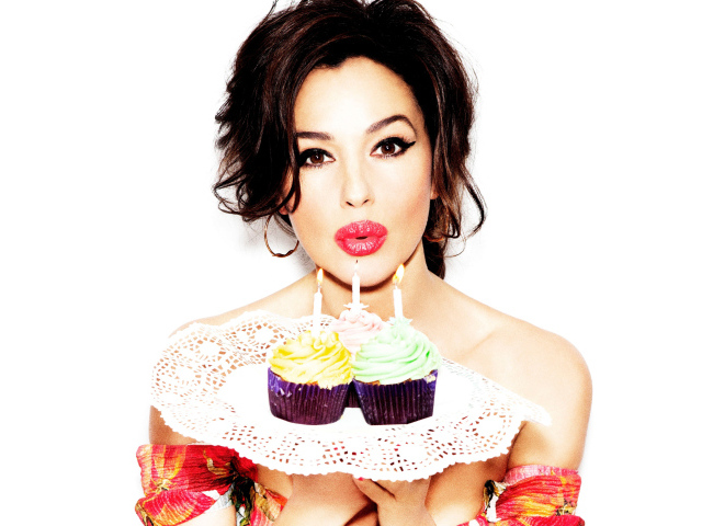 Красивая актриса Моника Беллуччи с маффинами 