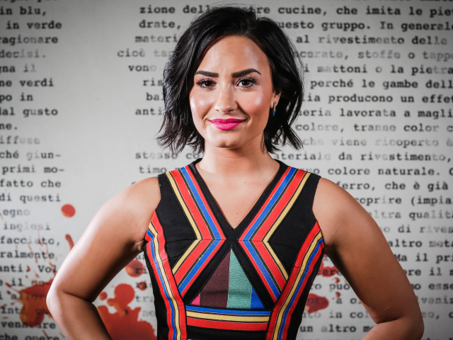 Девушка брюнетка Деми Ловато в ярком платье 