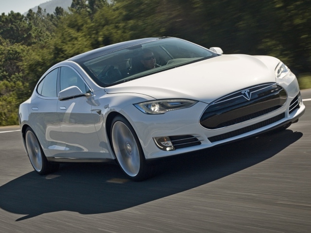 Белоснежный электромобиль Тесла на трассе 