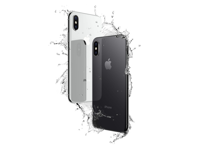 Тонкий смартфон iPhone X в каплях воды на белом фоне