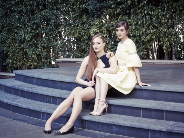 Две популярные актрисы Мэйси Уильямс и Софи Тернер сидят на ступеньках