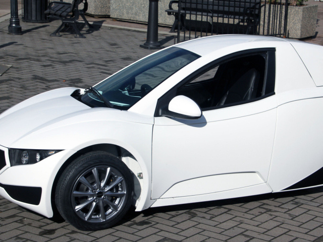 Белый электромобиль Solo модель 2017 года 