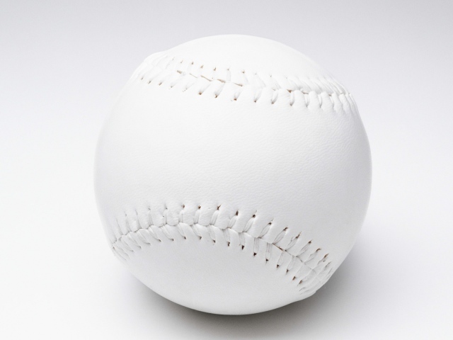 Белый бейсбольный мяч на белом фоне 