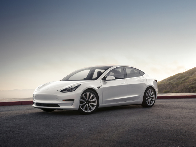 Белый электромобиль Tesla Model 3, 2018 на фоне горизонта