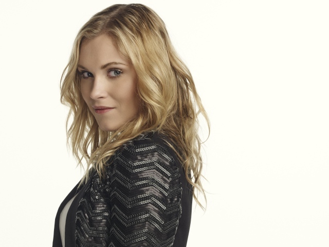 Молодая австралийская актриса Элиза Тейлор на белом фоне