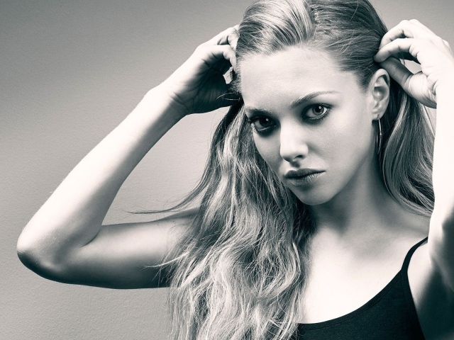 Молодая актриса Аманда Сейфрид,  черно белое фото 