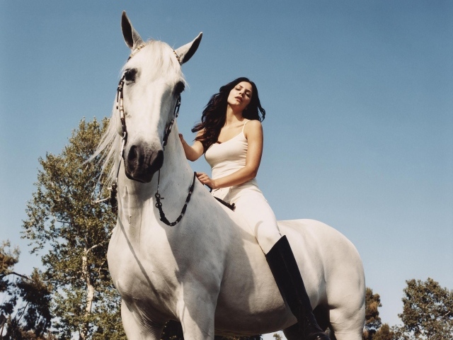 Молодая актриса Кэтрин Макфи на белой лошади 